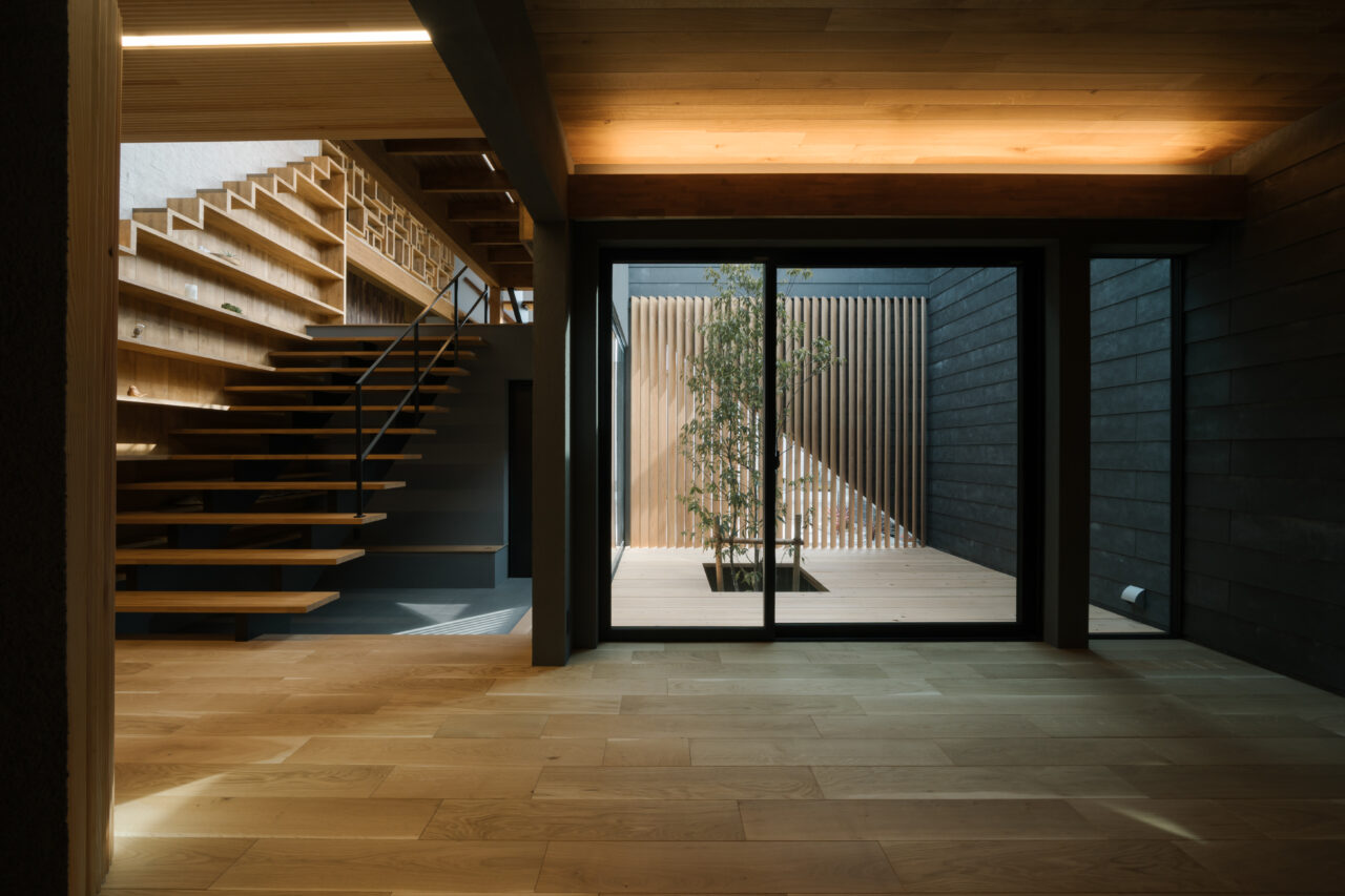 内と外がつながる空間｜職人の造作と植栽の美しい調和