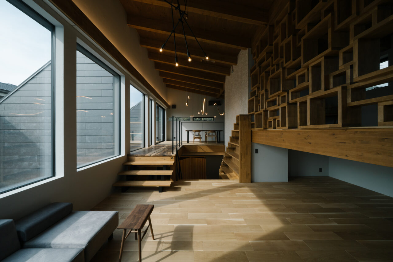 大きな窓と吹き抜けが特徴の開放的なリビング空間