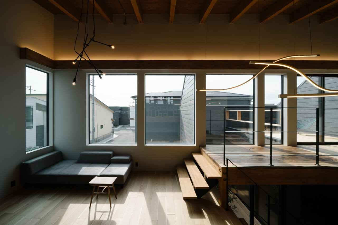 大開口の窓と吹き抜けのあるリビング空間｜モダンな照明デザイン