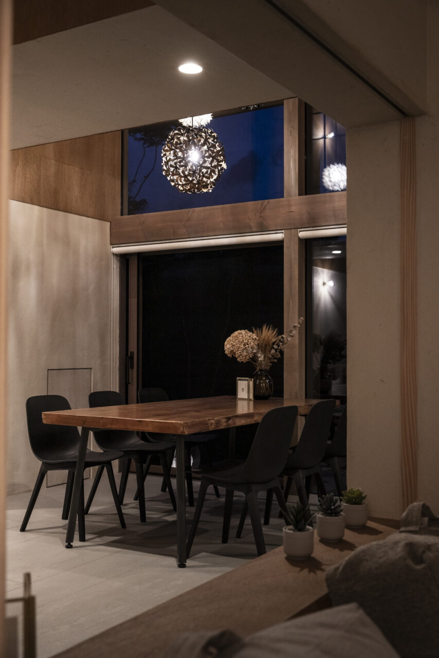 木の質感が美しい吹き抜けダイニング