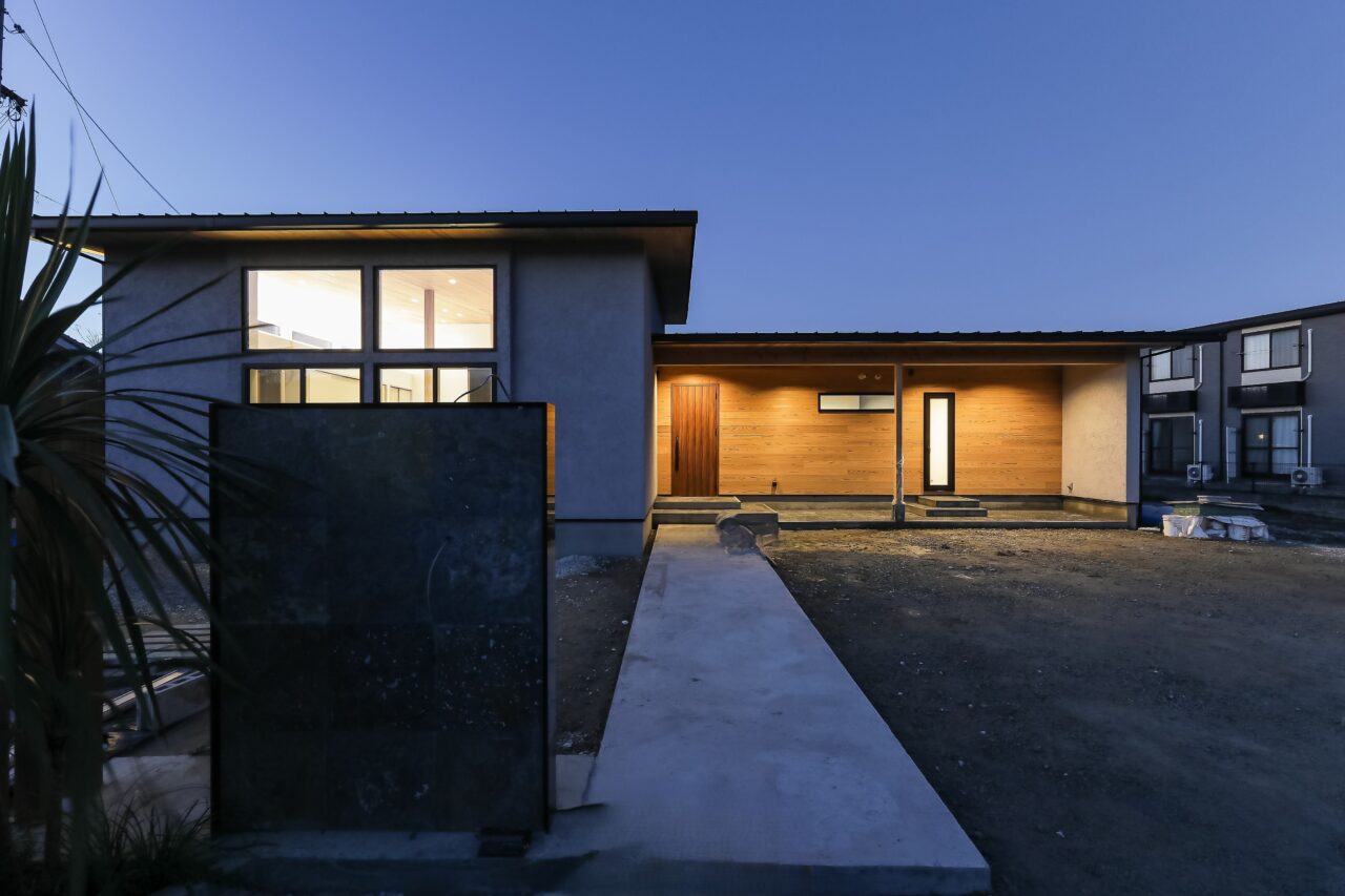 昼と夜で表情が変わる外観デザイン