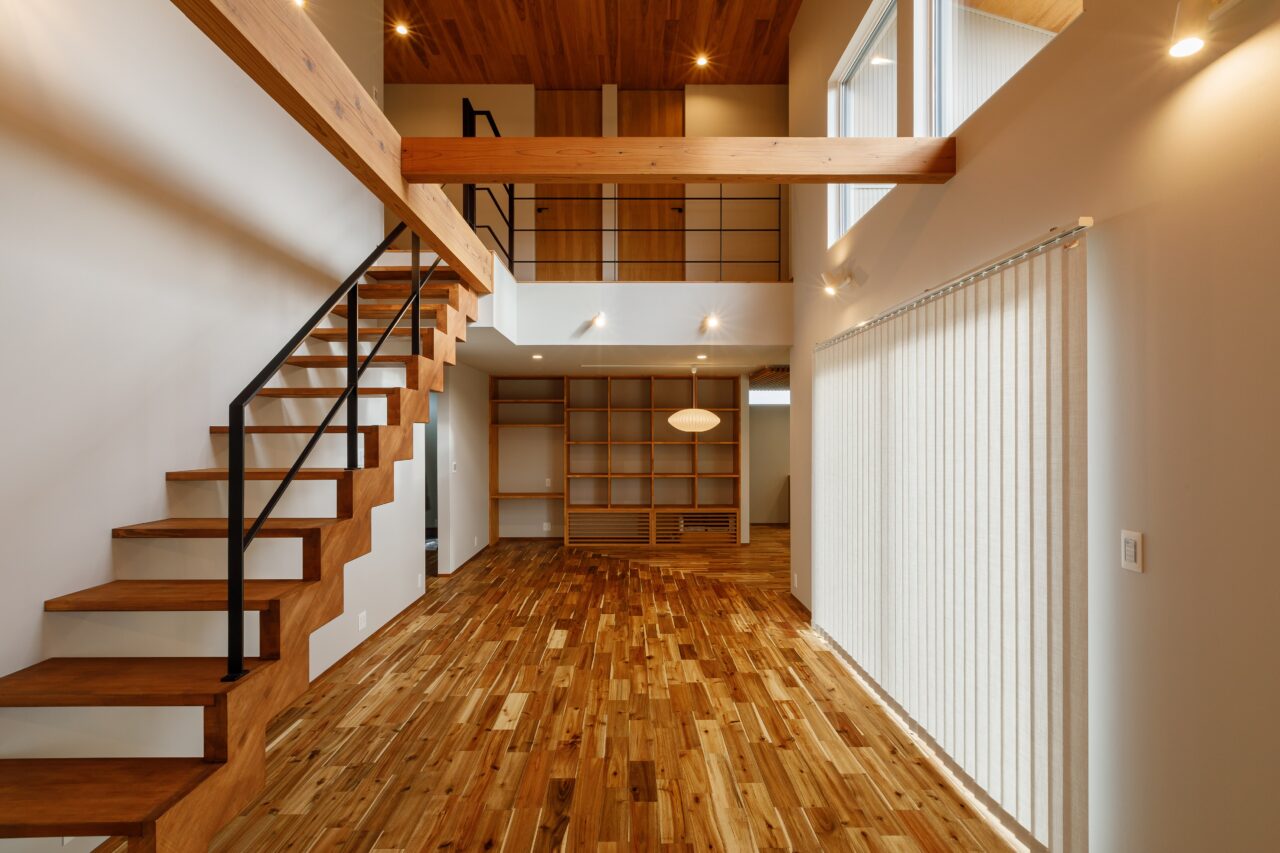 吹き抜けと勾配天井のあるリビング