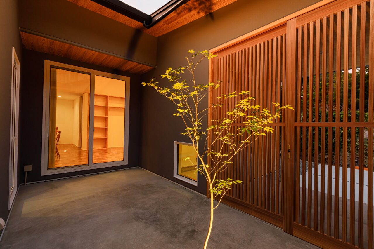 木の縦格子が印象的なファサードデザイン