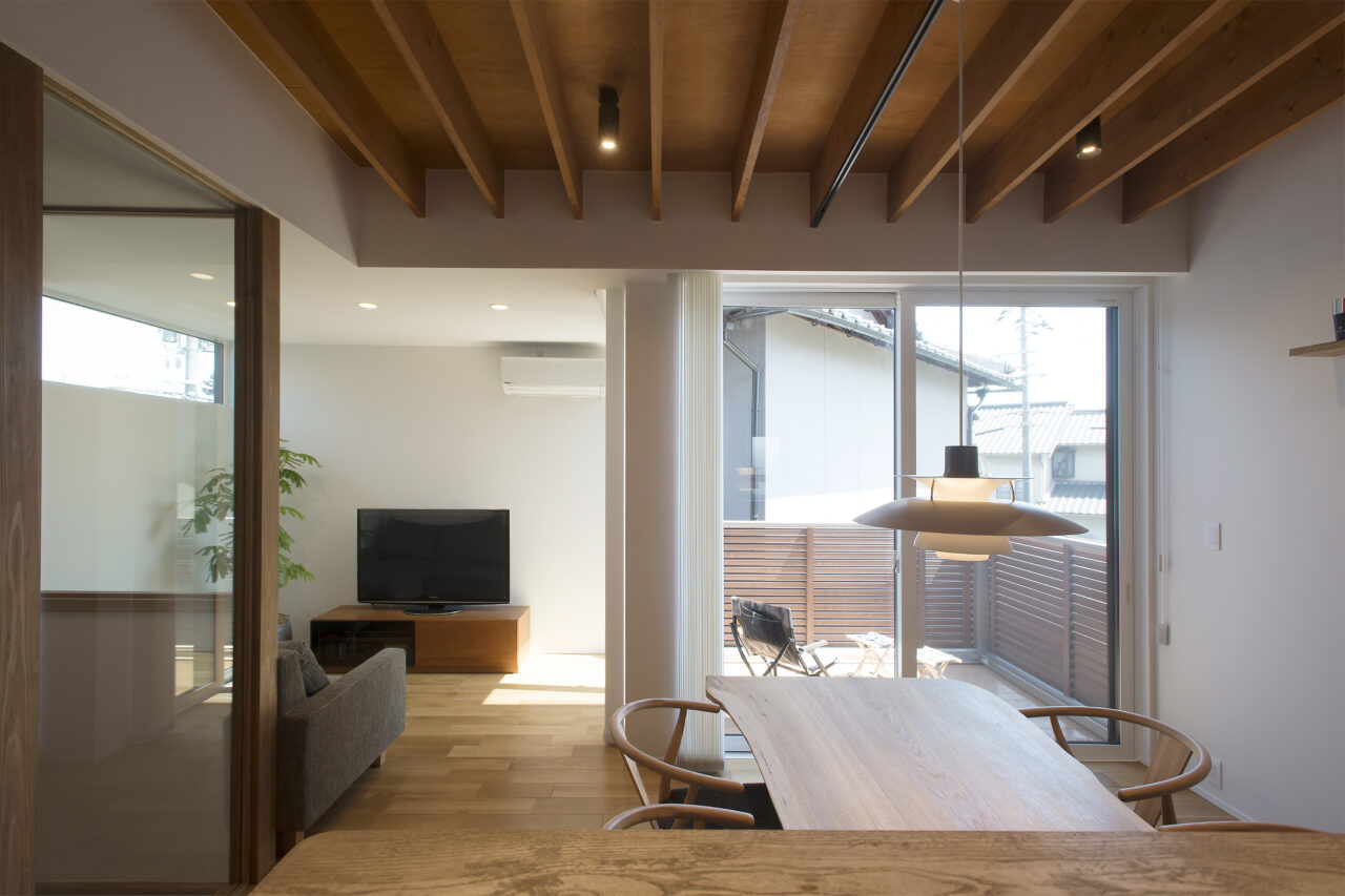 梁のラインが際立つ空間構成