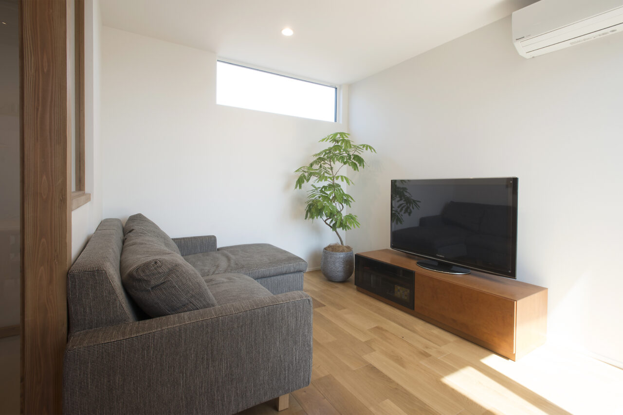 自然光が差し込む立体的な室内