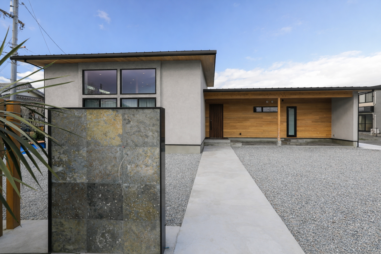 素材の美しさが際立つ住宅ファサード