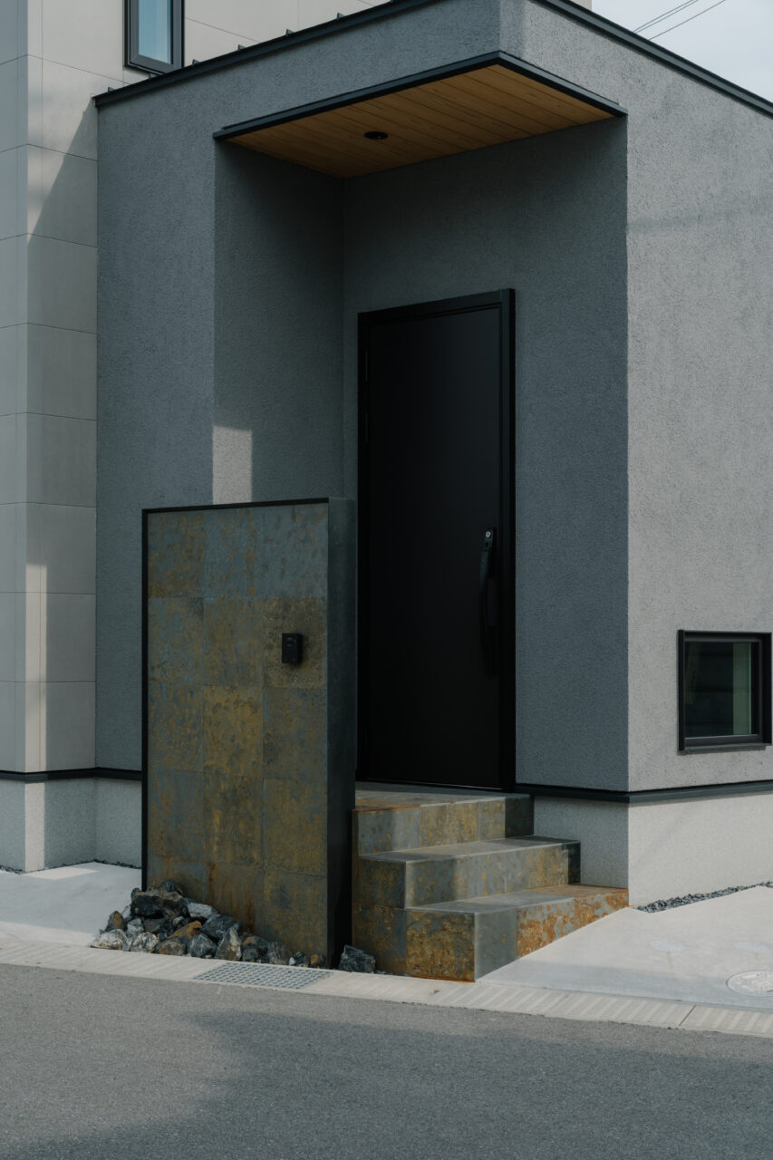 景色に溶け込むモダン住宅デザイン