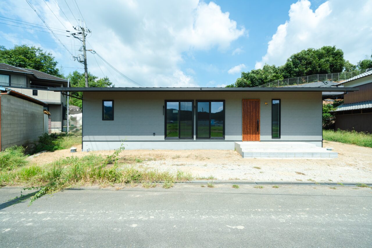 風影の家　重厚感のある平屋外観デザイン