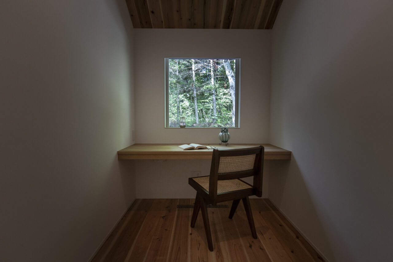 HUIZEN設計 EEN 書斎スペース 小窓から森を望むミニマルなワークスペース