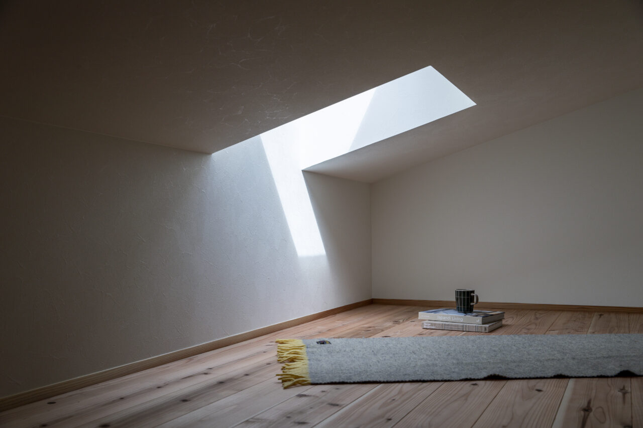 天窓から自然光が降り注ぐ空間