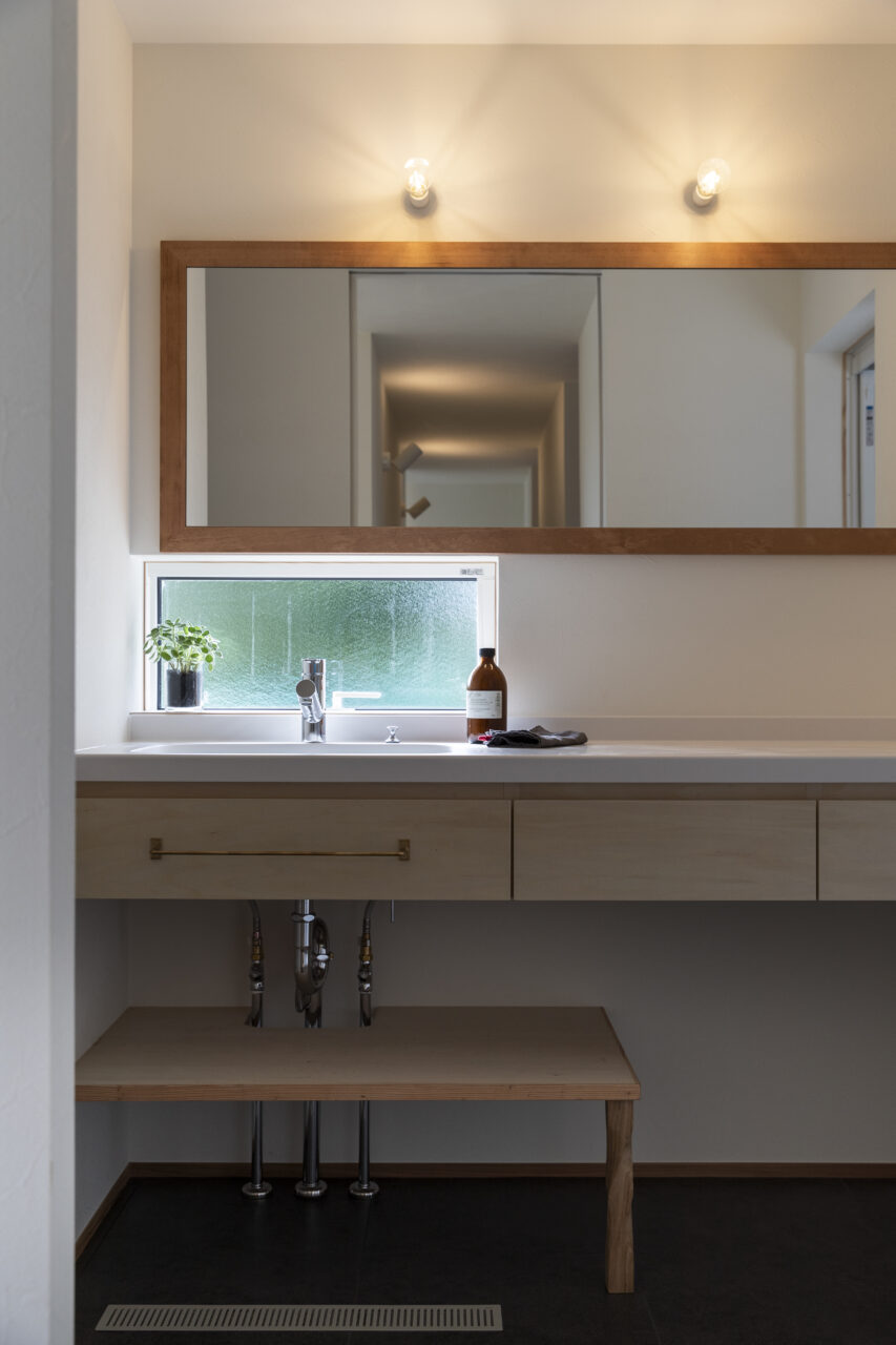 横長窓と木枠ミラーが印象的な造作洗面空間