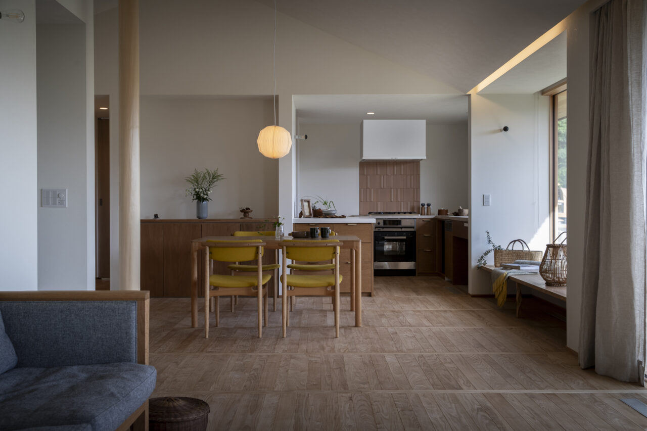 大開口と水平ラインが強調された住まい