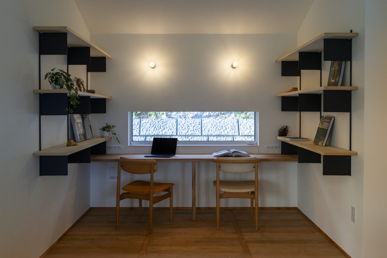 ガラス越しに広がる書斎