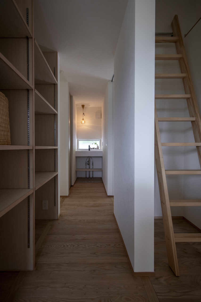 水平窓へと視線が抜ける収納廊下設計