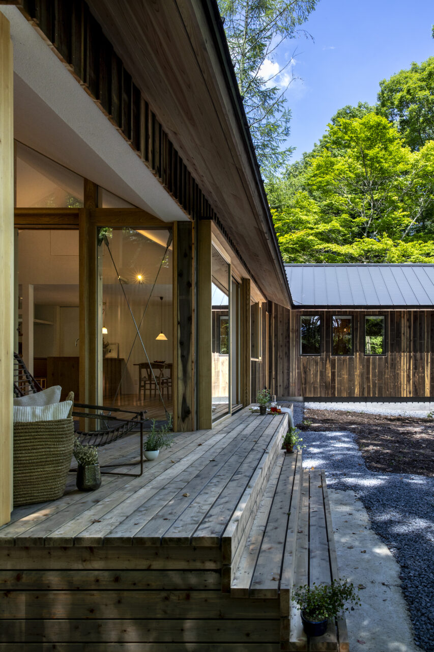 EEN 妻面いっぱいの大開口 ウッドデッキとリビングのつながり