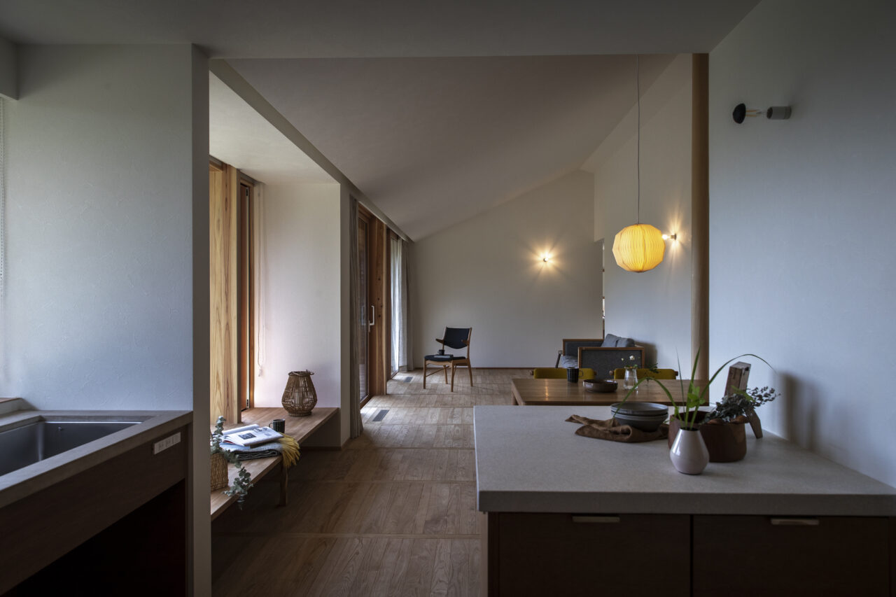 大開口と水平ラインが強調された住まい