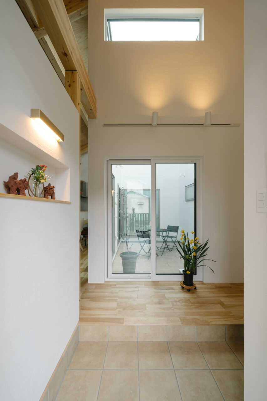 大開口から中庭へつながる明るい玄関