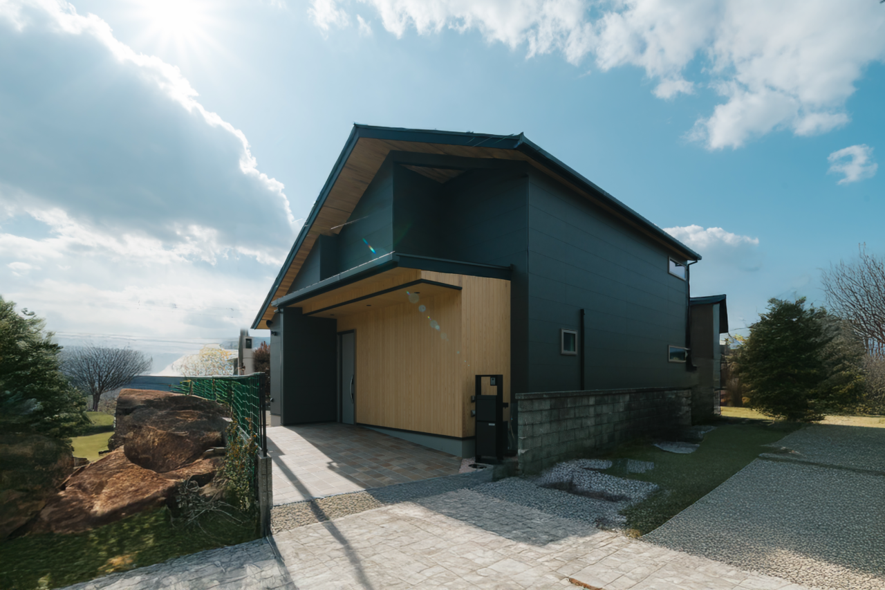 重厚感ある佇まいと木の温もり感じるSE構法の外観