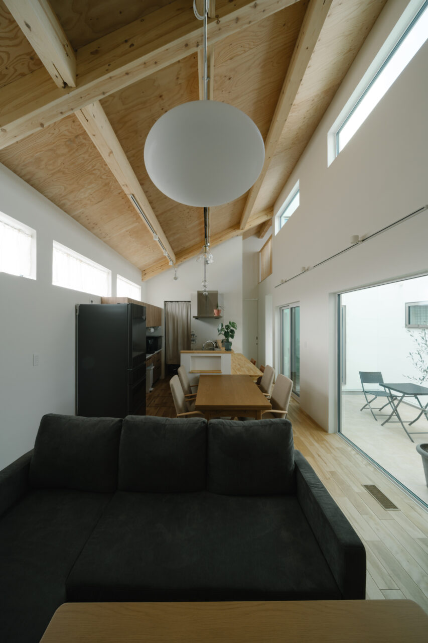 木の梁を見せた勾配天井デザイン