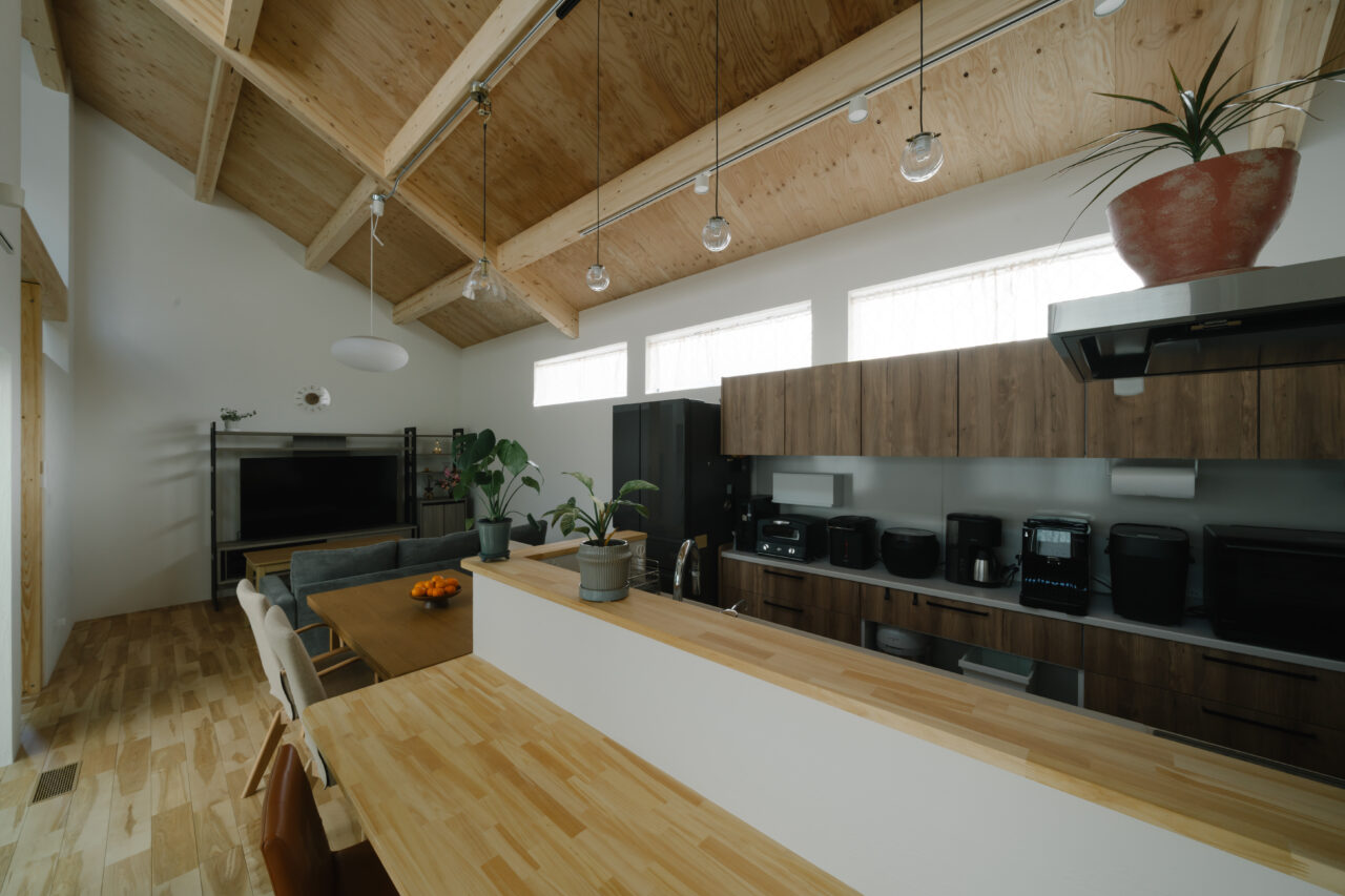 中庭と一体になるダイニング空間