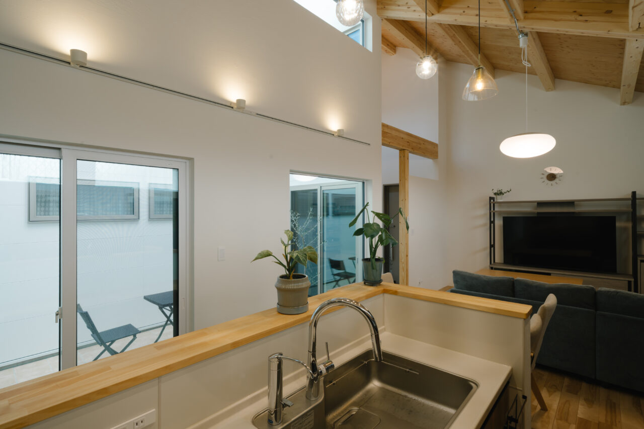 中庭を望む対面キッチン空間