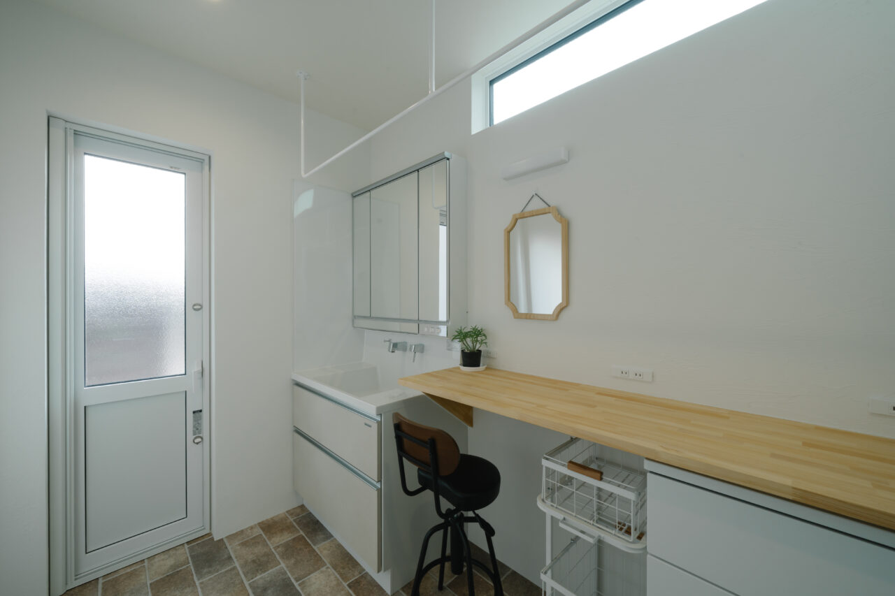 造作カウンターで広々と使える洗面