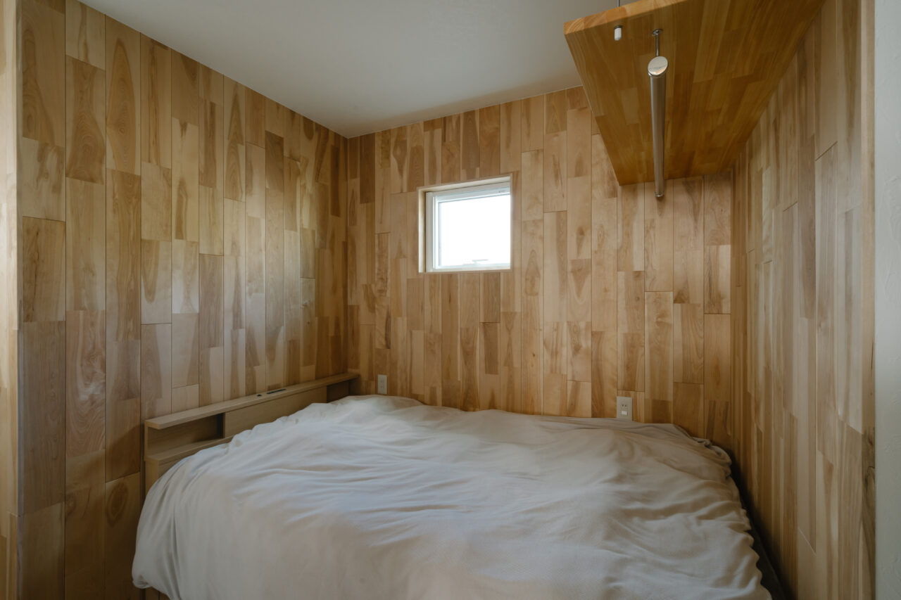 漆喰壁と無垢材を使用した自然素材を使用した寝室