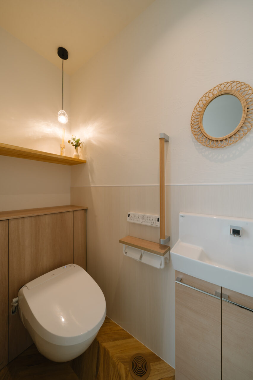 木の温もりと落ち着きを感じるトイレ空間