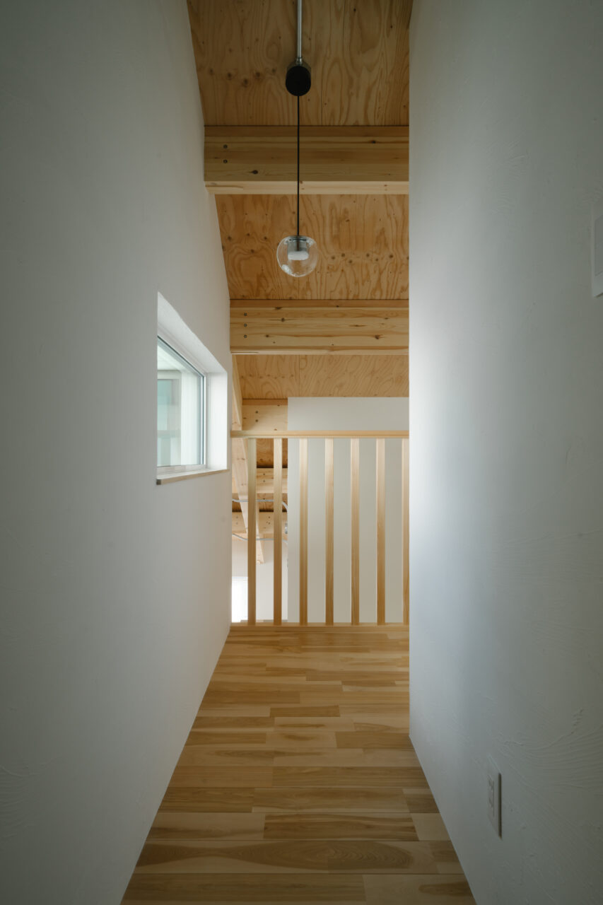 二階から光が落ちる吹抜け設計