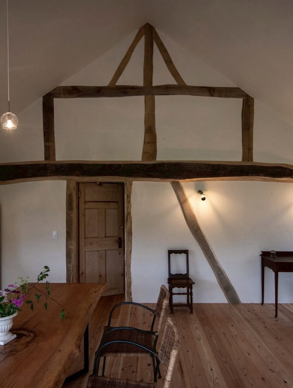 無駄を削ぎ落としたシンプルな内部空間