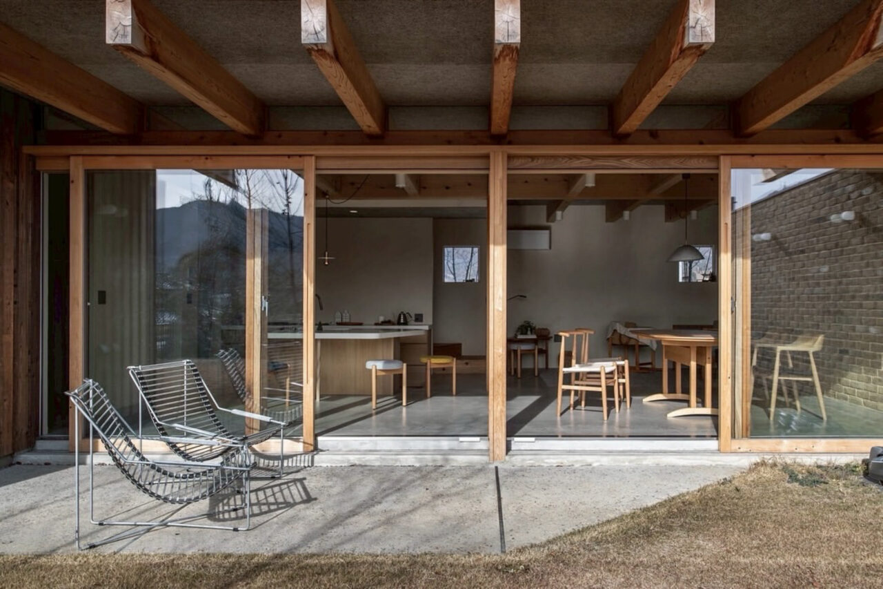 境界を曖昧にするウッドデッキ空間