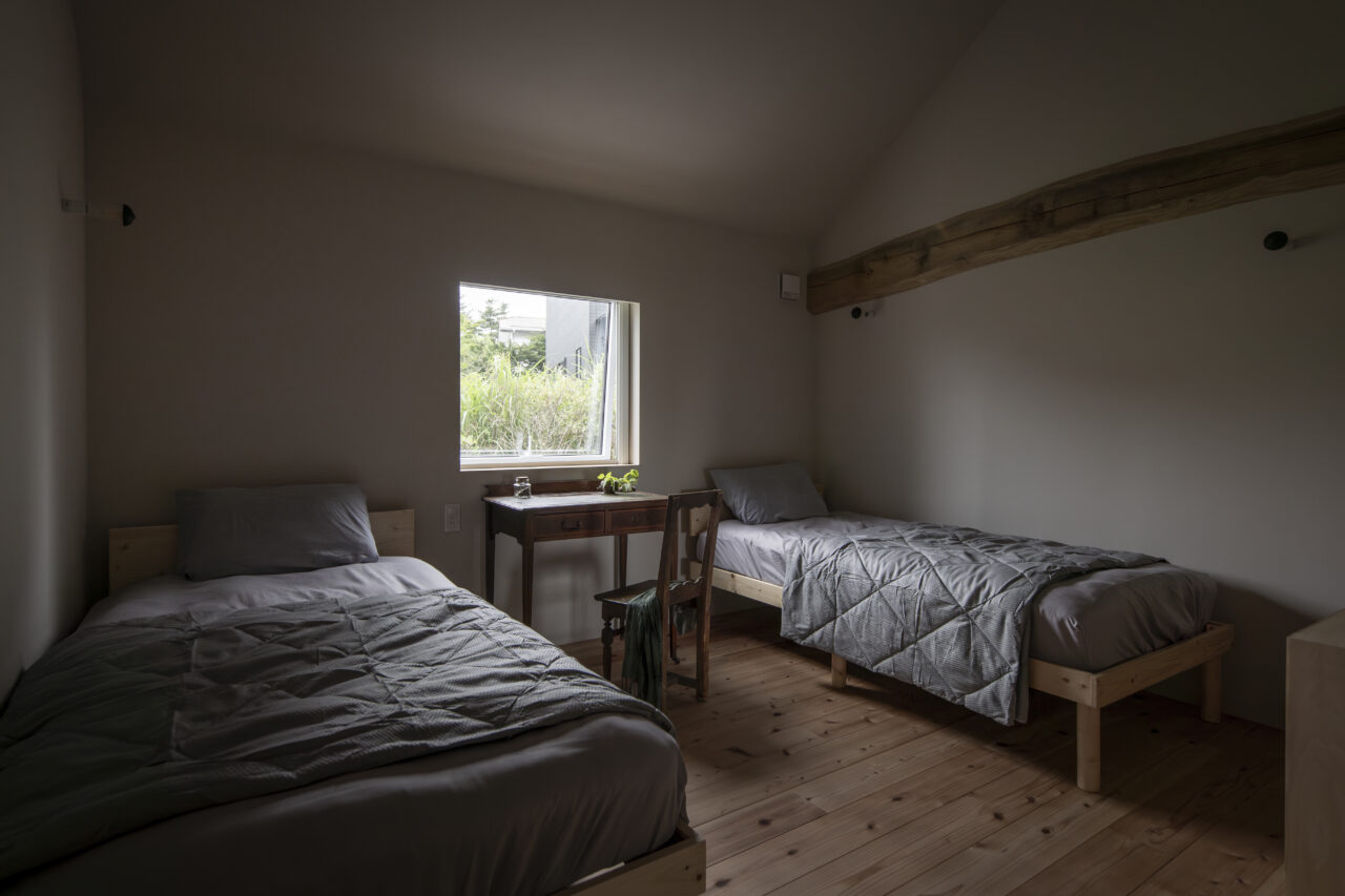 温かさと静けさが共存する寝室