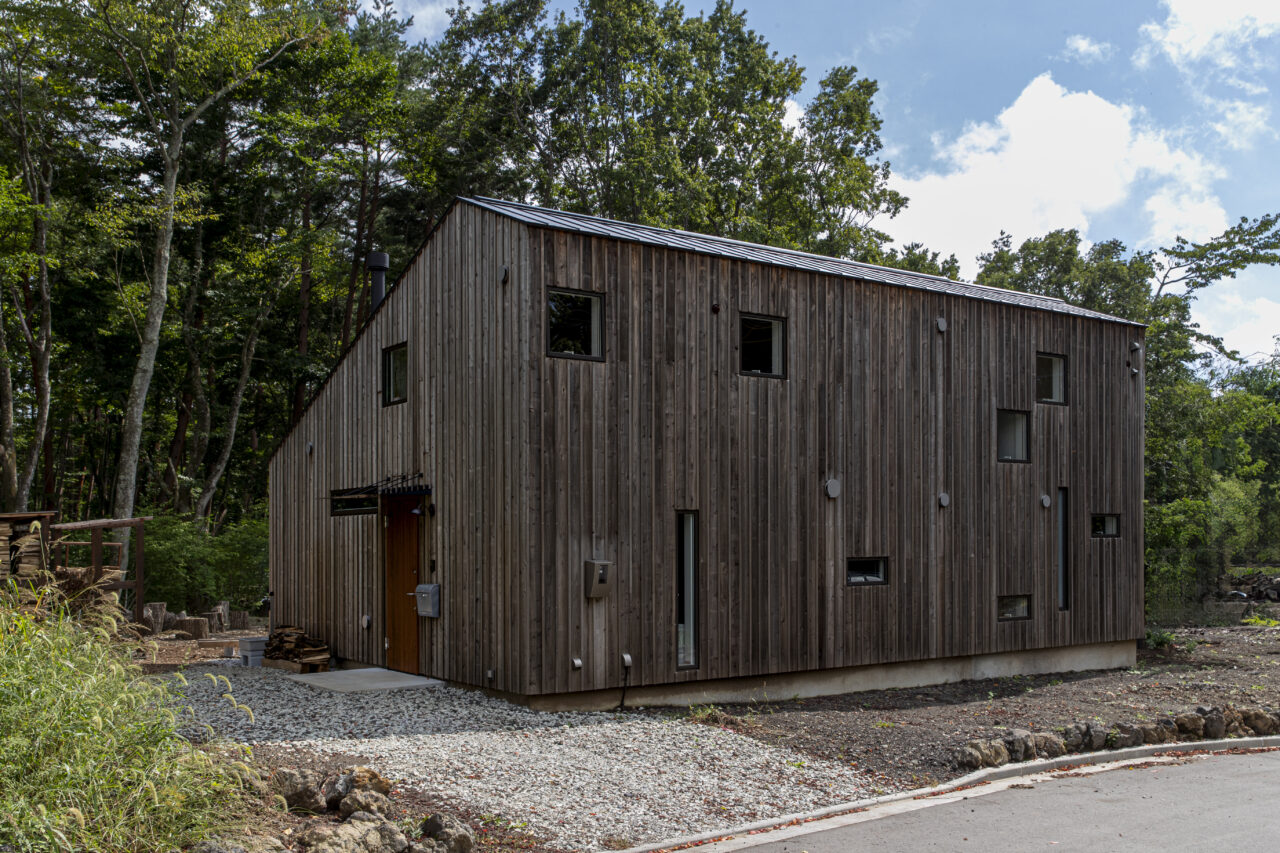 平屋のように見える穏やかな外観