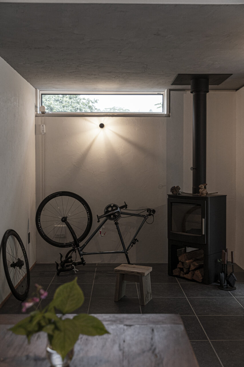 火の間と薪ストーブのある空間