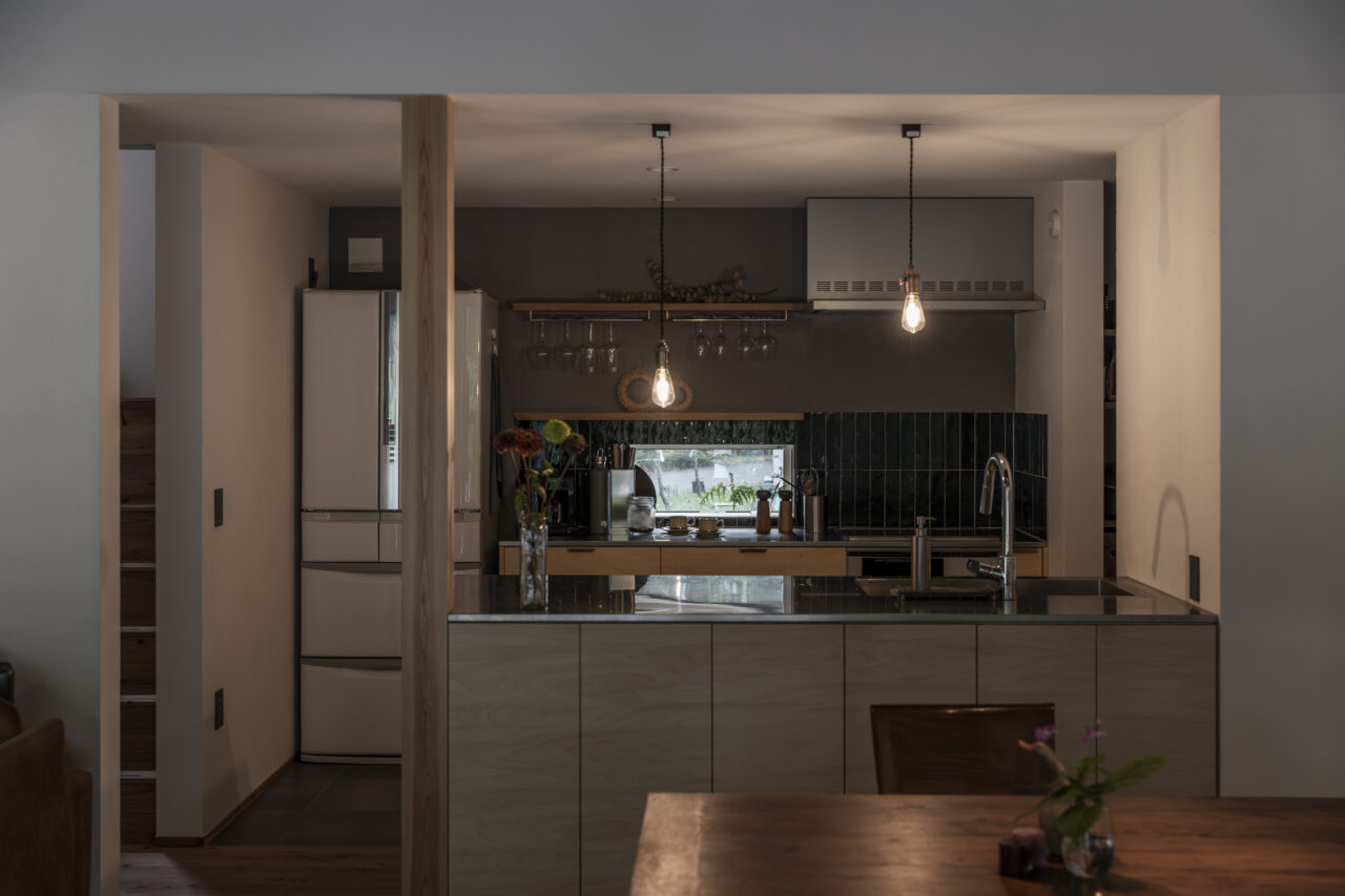 表裏一体の構成をもつ二階建て住宅