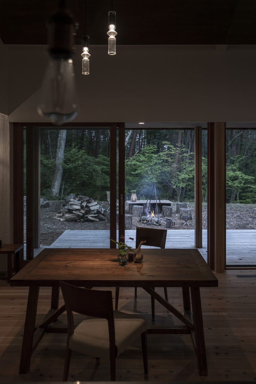 一階ウッドデッキと庭がつながる住まい