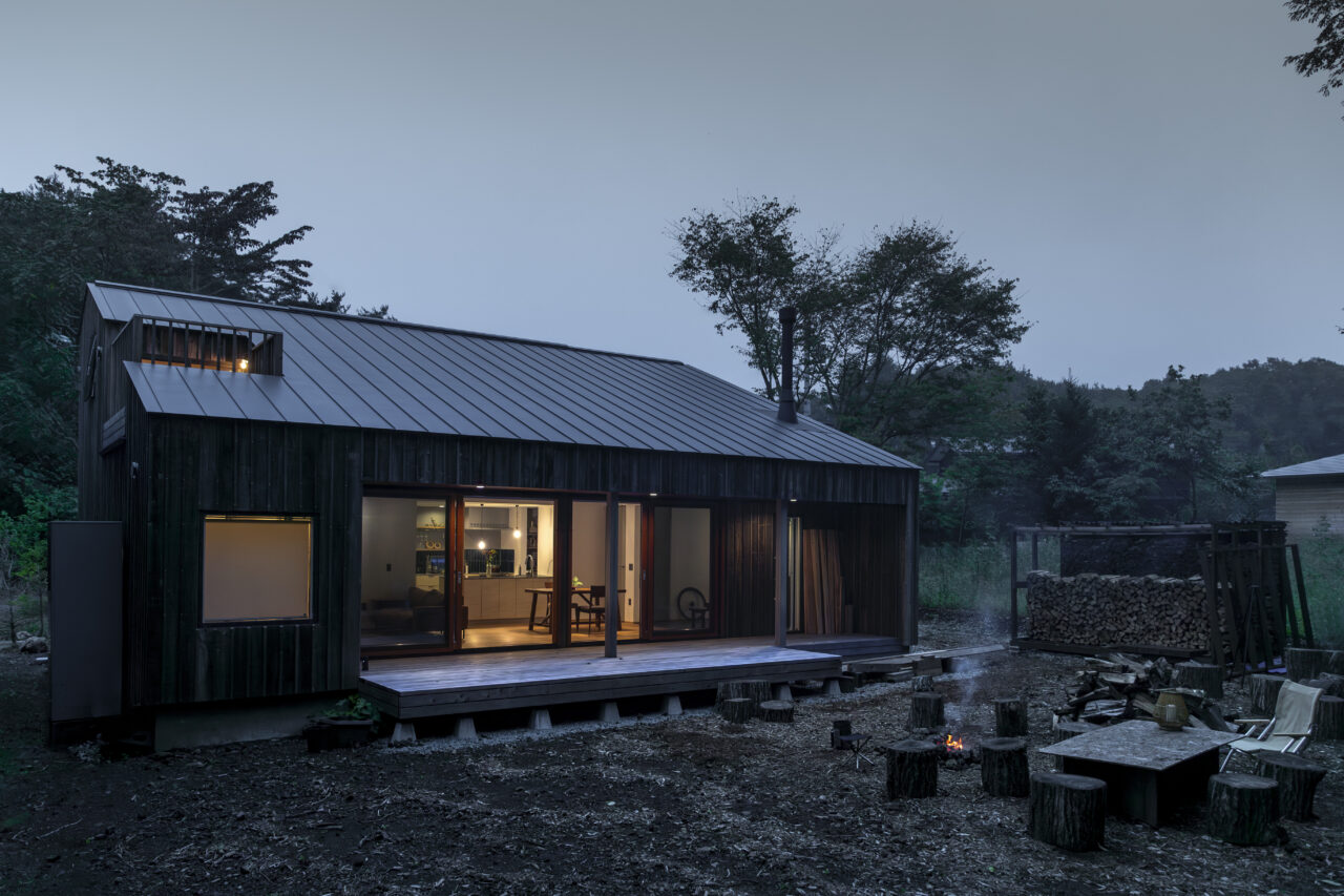 表裏一体の構成をもつ住宅ファサード