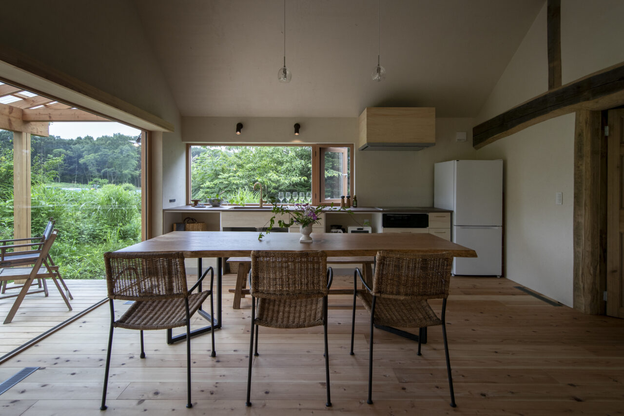 ウッドデッキと庭が連続する住まい