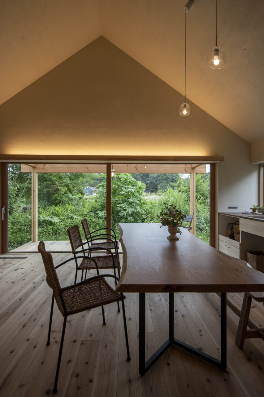 大開口とウッドデッキがつながるリビング