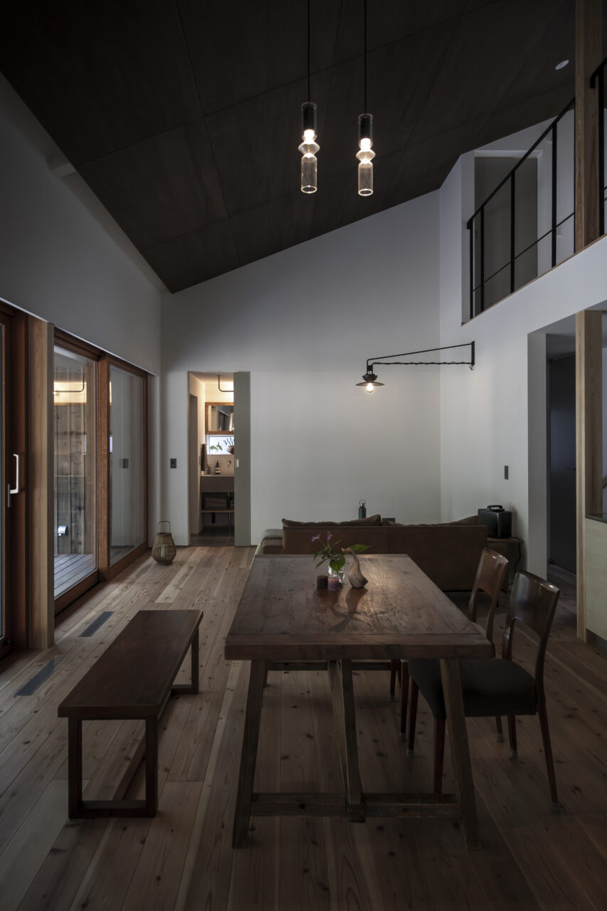 吹き抜けが広がるダイニング空間