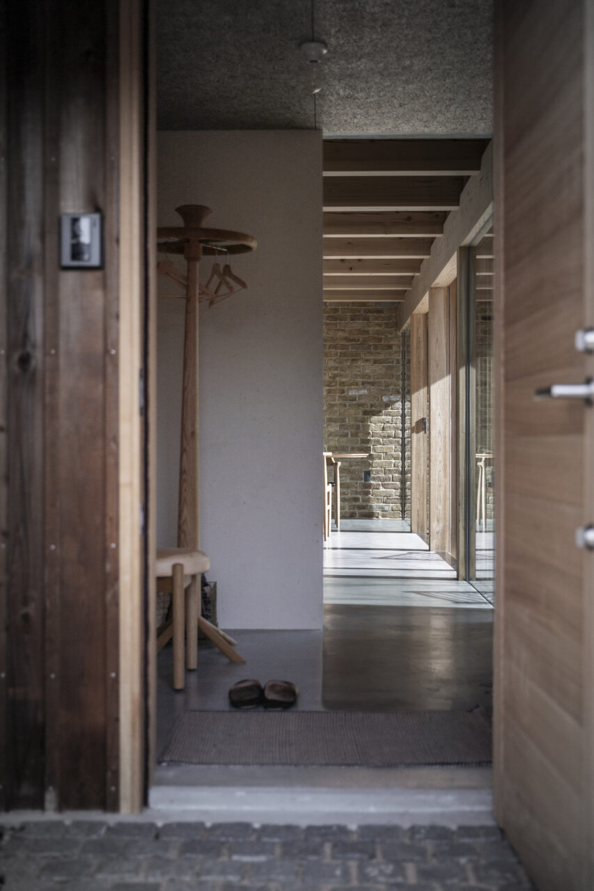 内と外が連続するモダン住宅