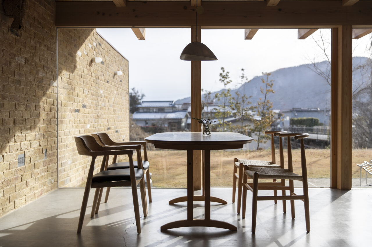 境界を曖昧にするウッドデッキ空間