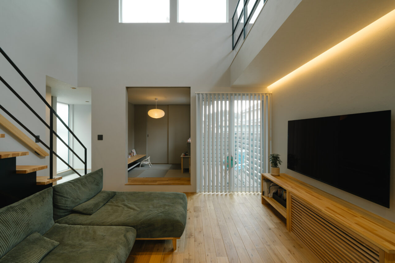 吹き抜けのある開放的なリビング