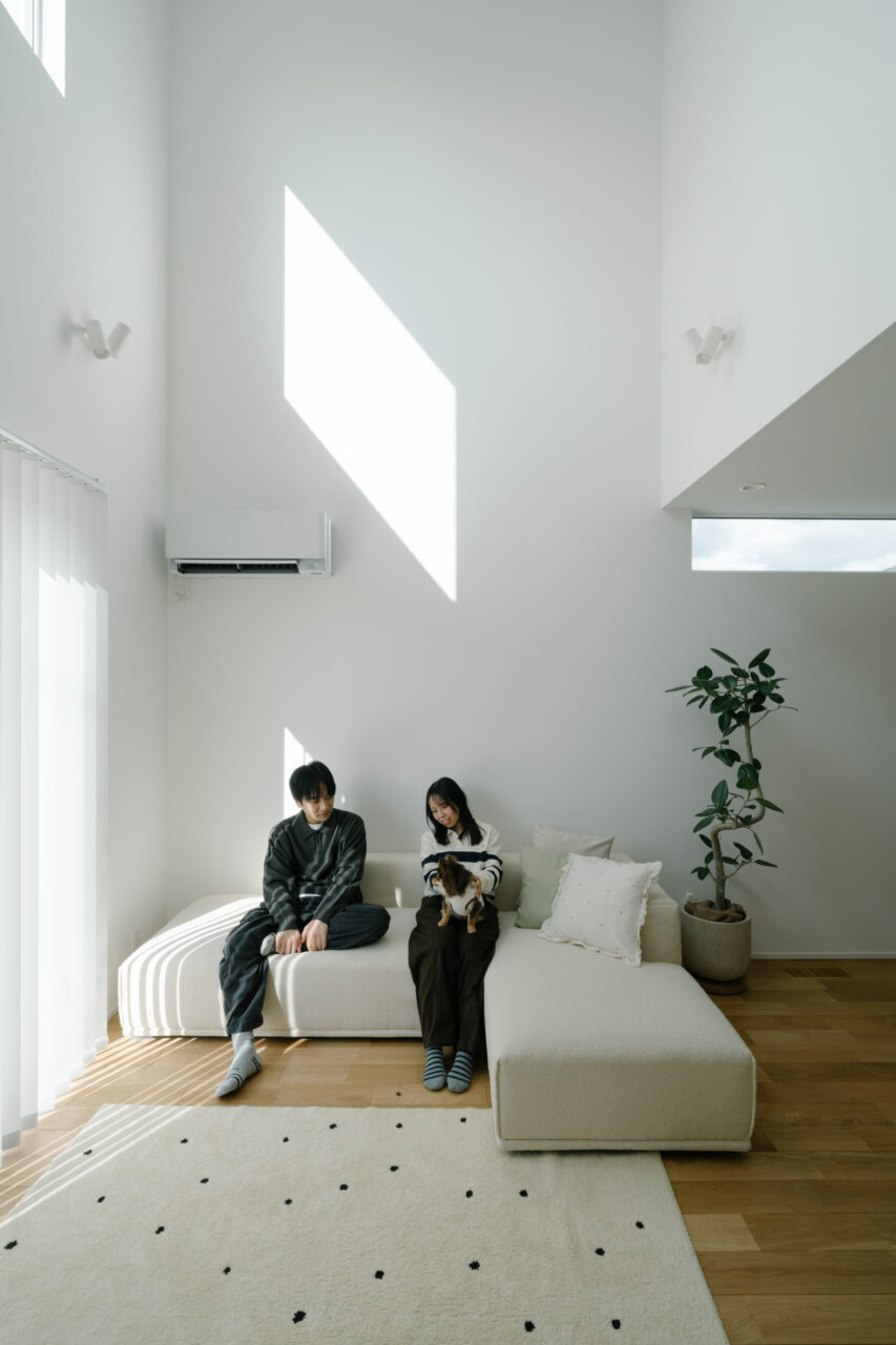 吹き抜けからたっぷり光が入る間取り