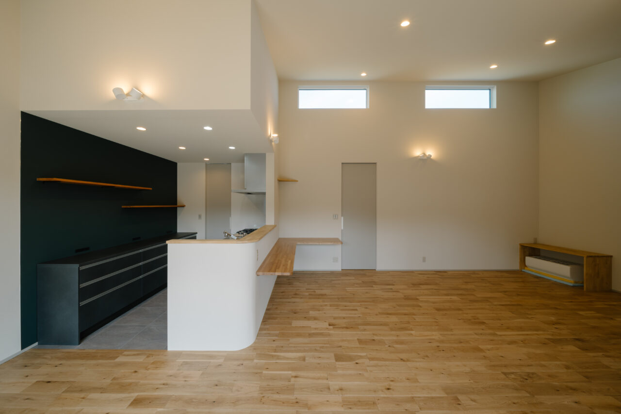 勾配天井のある開放的なリビング