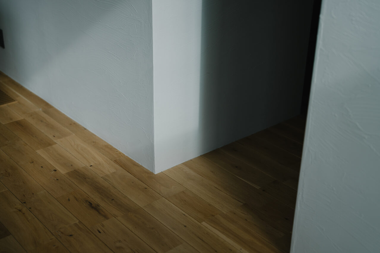 巾木のないミニマルな内装