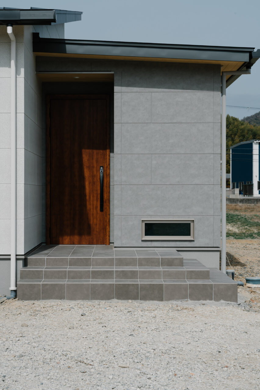 色にこだわった注文住宅玄関