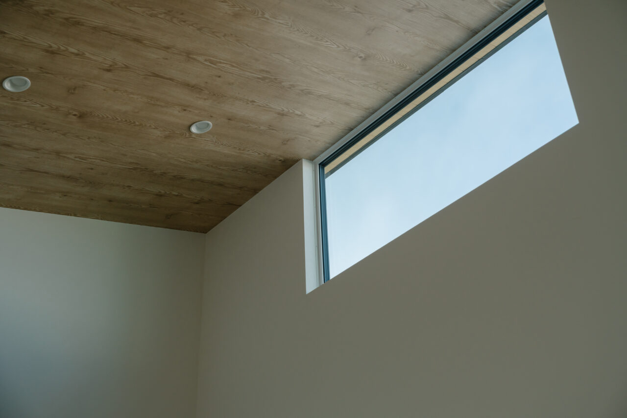 高窓からたっぷりと光が入る採光計画