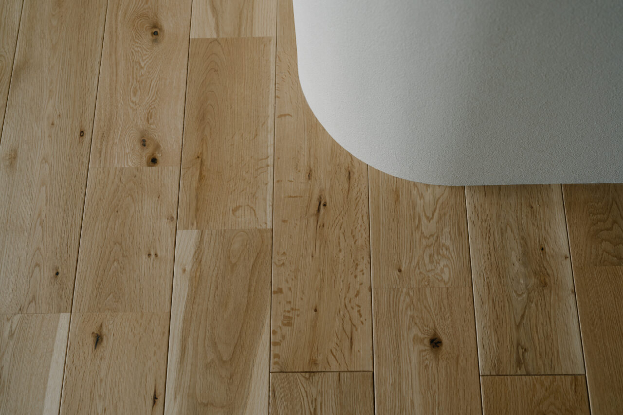 丸みのあるアール壁のキッチンと無垢床