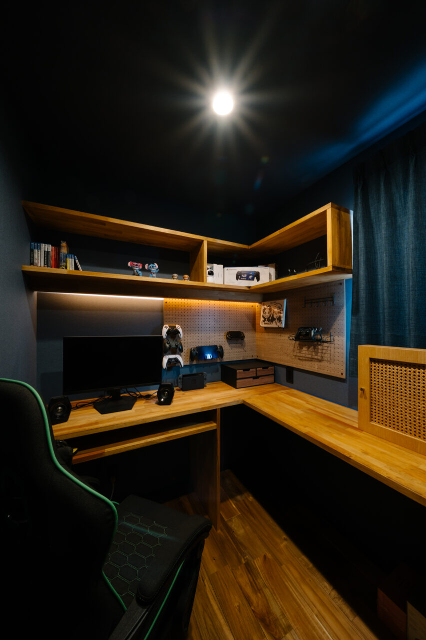 隠し部屋のような書斎空間